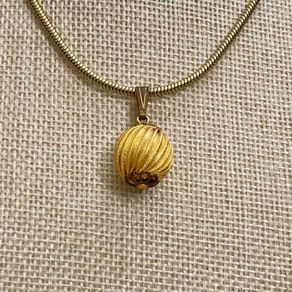 Vintage Elegant Gold Pendant Necklace - Picture 2 of 3